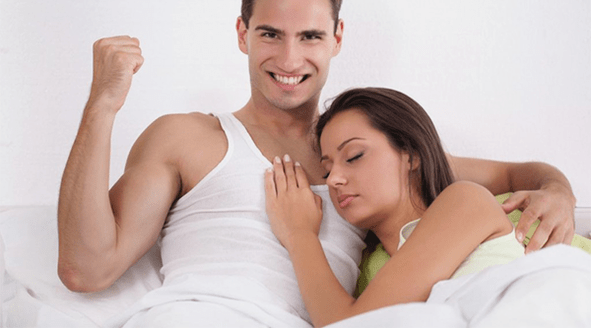 կին անկողնում մի տղամարդու հետ, որն ունի բարձր ուժ